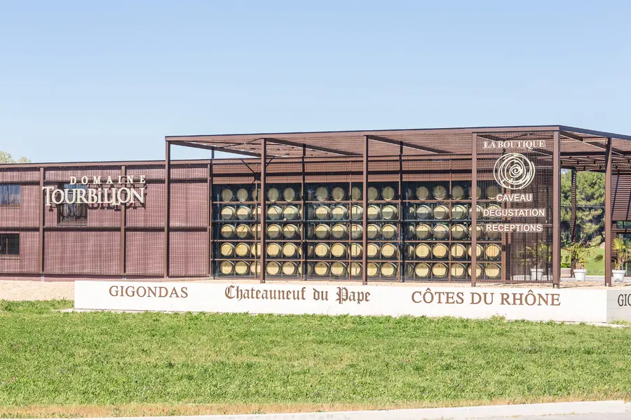 Où déguster les vins de Châteauneuf-du-Pape près de Gordes ? Découvrez le Domaine Tourbillon à Lagnes