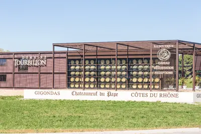 Où déguster les vins de Châteauneuf-du-Pape près de Gordes ? Découvrez le Domaine Tourbillon à Lagnes