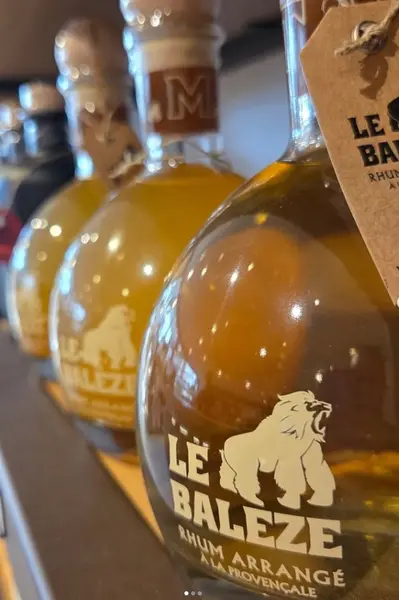 Artisanat et spiritueux locaux en Provence au Domaine Tourbillon