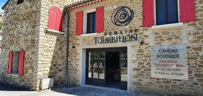 Caveau du Domaine Tourbillon à Gigondas : dégustation de vins et découverte d’un domaine familial au cœur des Dentelles de Montmirail