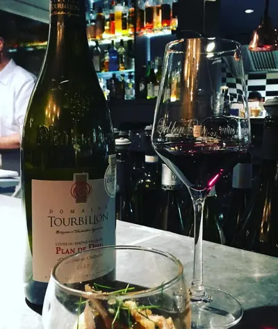 Côtes du Rhône rouge ou Côtes du Rhône Villages Plan de Dieu rouge : quelles différences ?