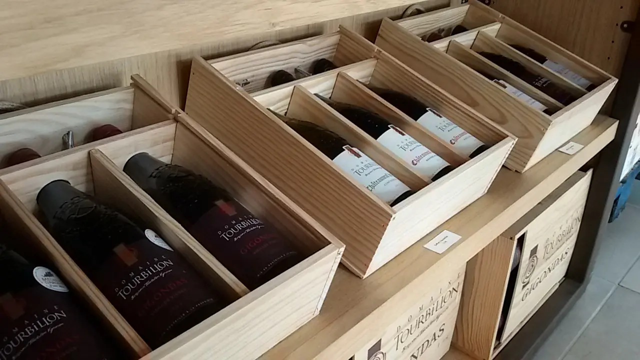 Der Caveau & Boutique des Domaine Tourbillon